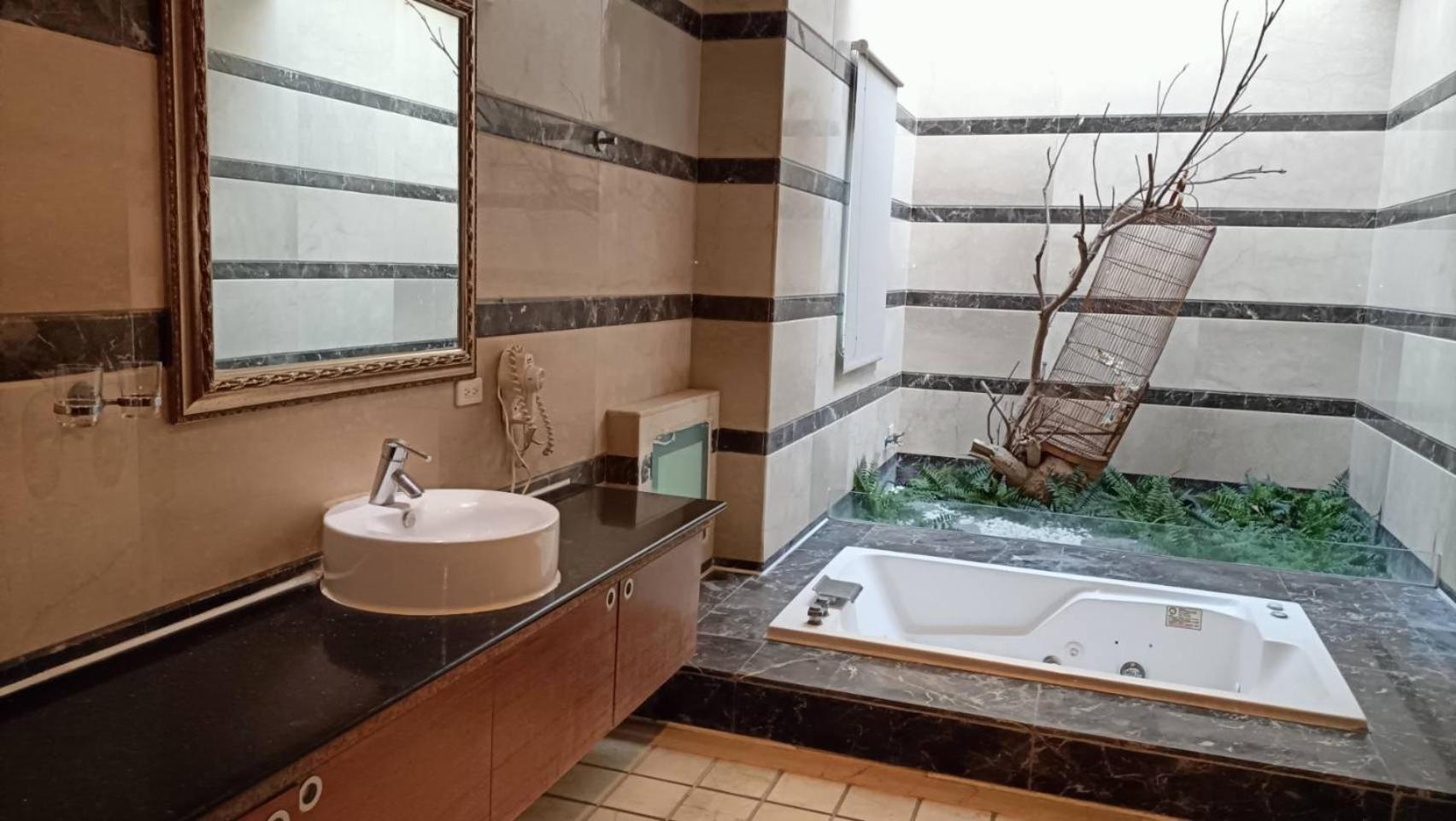 Motel 御花園商務旅舘虎尾舘-金花園汽車旅舘066 Huwei Exterior foto